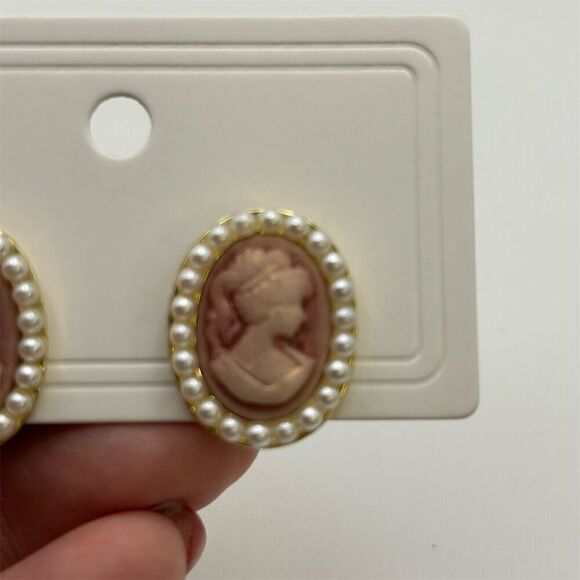 Woman Portrait Light Pink Cameo Faux Pearl Oval Round Stud Earrings Victorian - Picture 5 of 9